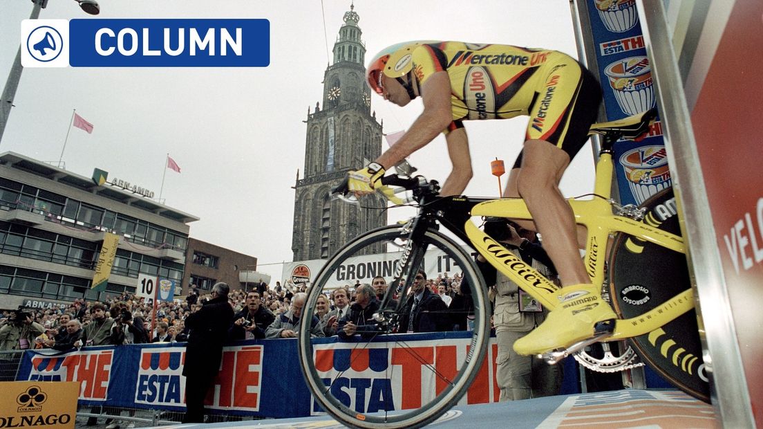 Marco Pantani begint op de Grote Markt aan de proloog van de Giro d'Italia in 2002