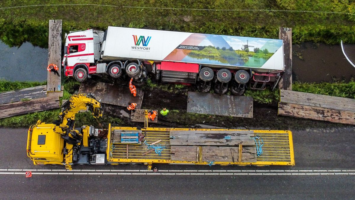 Vrachtwagen op z'n kant in de sloot beland in Waarder