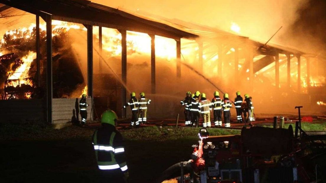 Een uitslaande brand heeft in de nacht van dinsdag op woensdag in Brakel (gemeente Zaltbommel) een grote hooischuur verwoest.