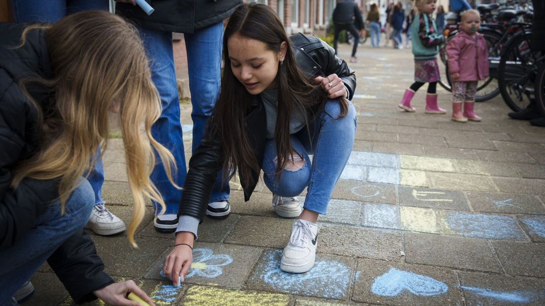 Leerlingen krijten een Oekraïense vlag van 850 meter voor Giro555