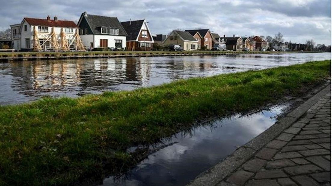 Onafhankelijke schade-experts bezoeken de huizen langs het kanaal.