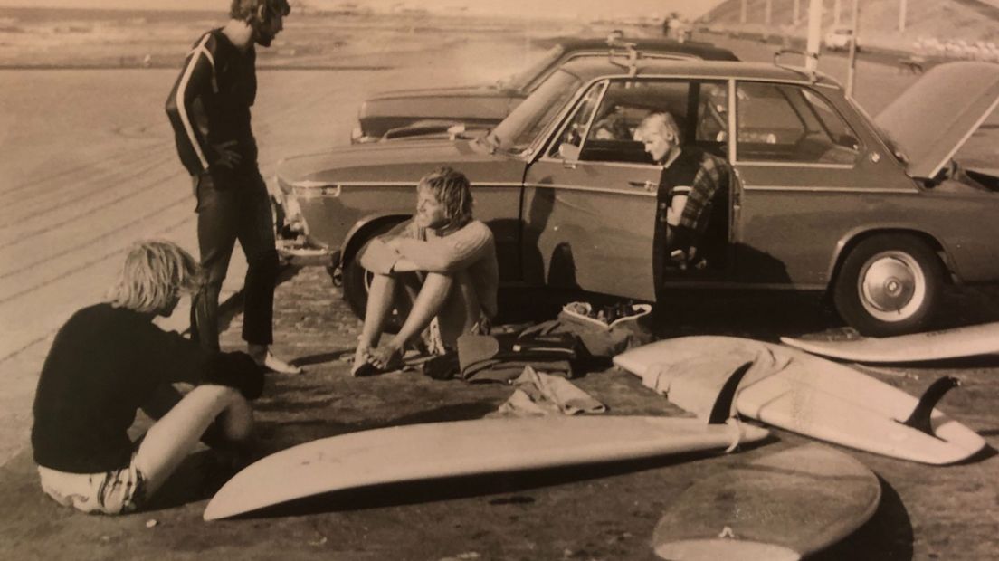 Surfers aan de Scheveningse boulevard | Rob Cillekens