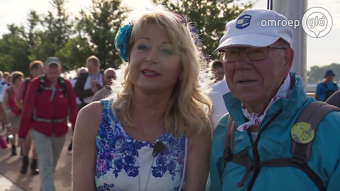 Joop is 90 jaar, maar hij loopt nog net zo lekker als zijn jonge vriendin Anneke van bijna 60. Anneke is een echte verschijning. Joop is dan ook heel trots dat hij samen met haar loopt. Ze ontmoeten elkaar 17 jaar geleden tijdens de Vierdaagse, en zien elkaar ook alleen dan.