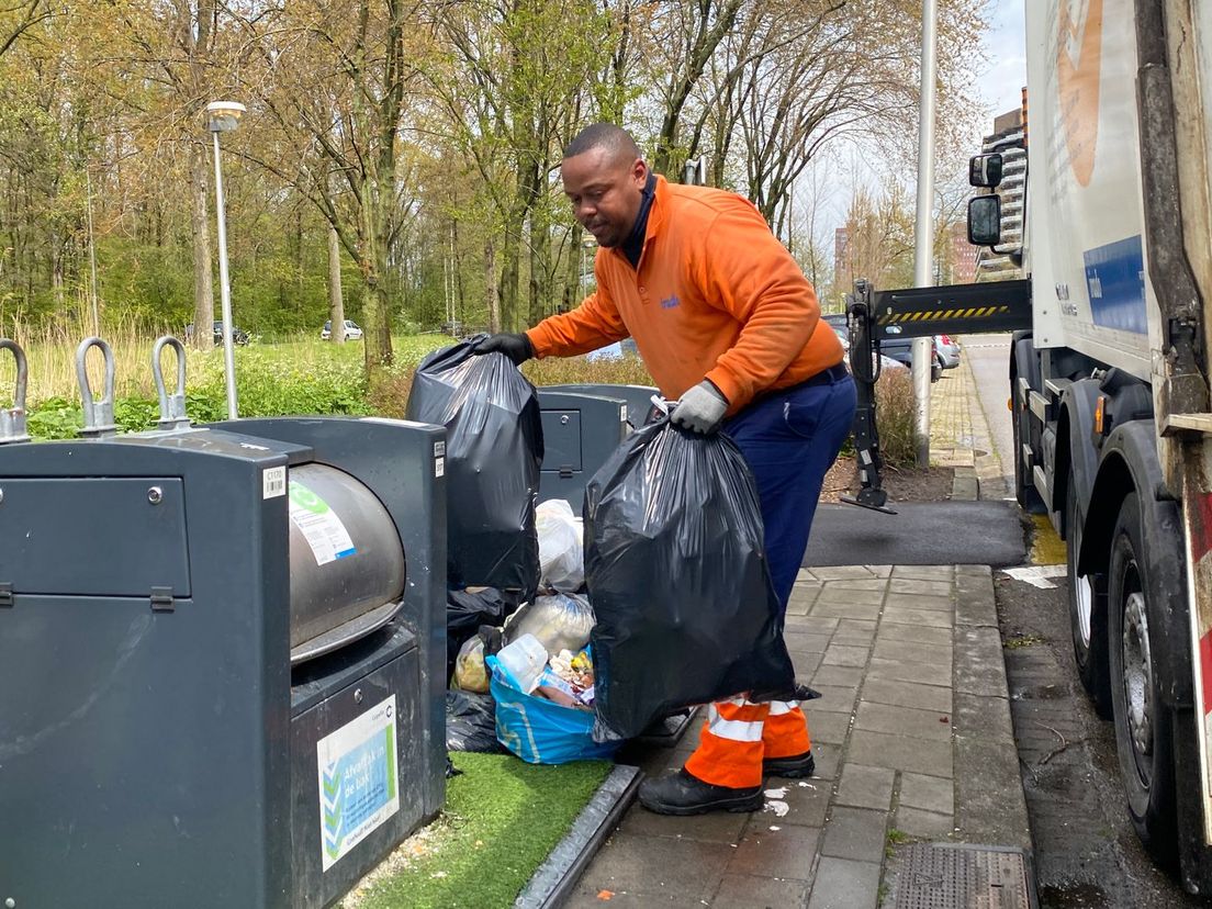 Afvaldumpingen naast de container in Capelle