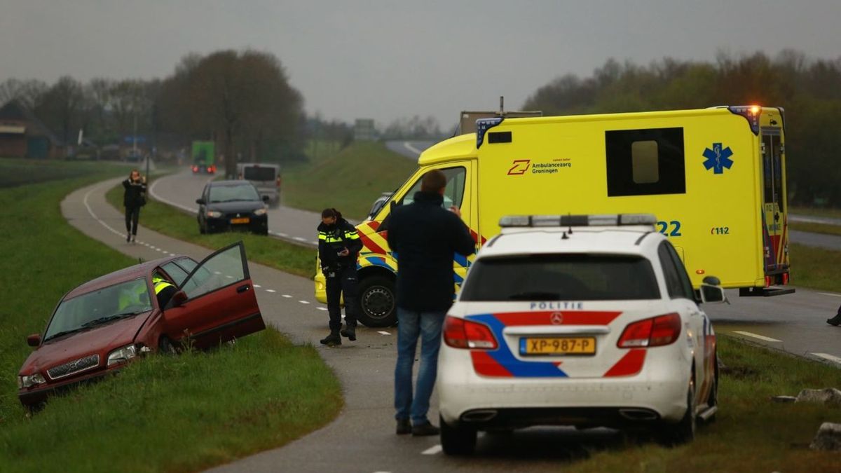 Auto spint van de weg bij Nieuw-Buinen