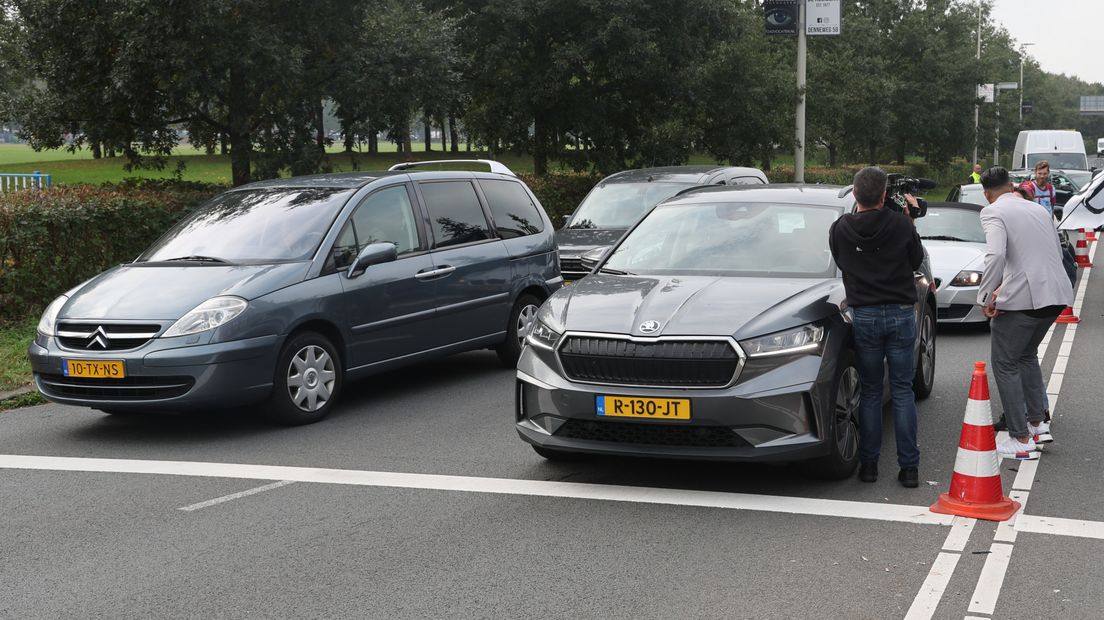 De eerste auto's die vanwege de blokkade niet de A12 op kunnen rijden