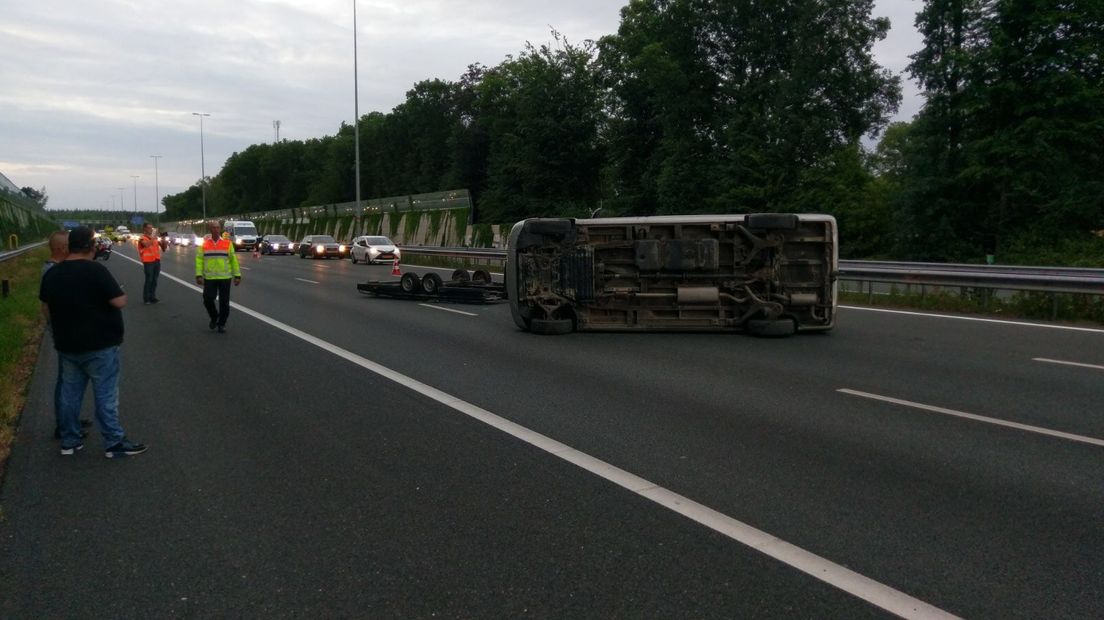 Op de A12 heeft vrijdagavond ter hoogte van Knooppunt Velperbroek een bizar ongeval plaatsgevonden. Een bestuurder reed door nadat hij een oplegger met daarop een busje verloor.