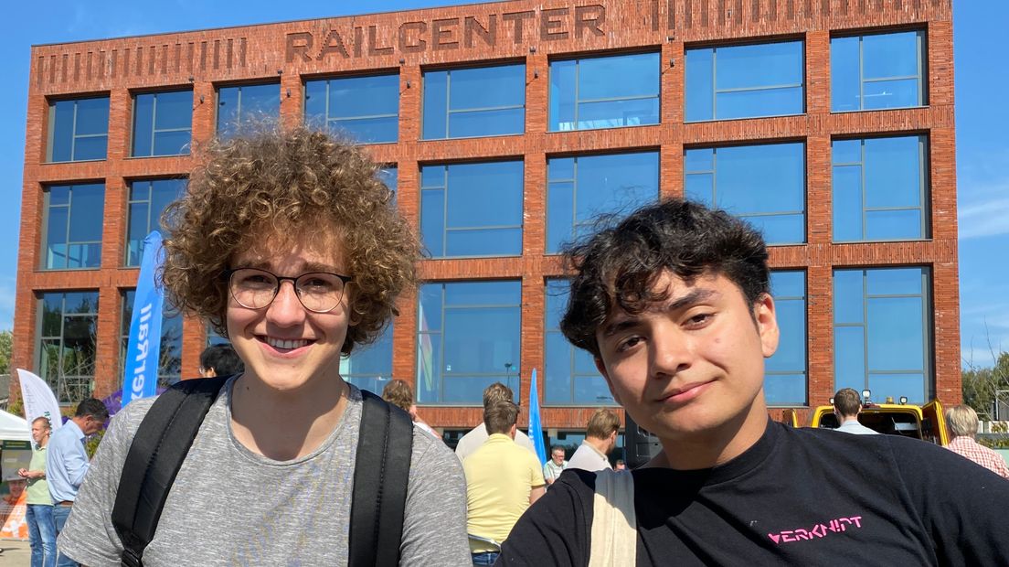 Studenten Sem (links) en Carlito (rechts) informeren zich bij Railcenter over hun carrièremogelijkheden.