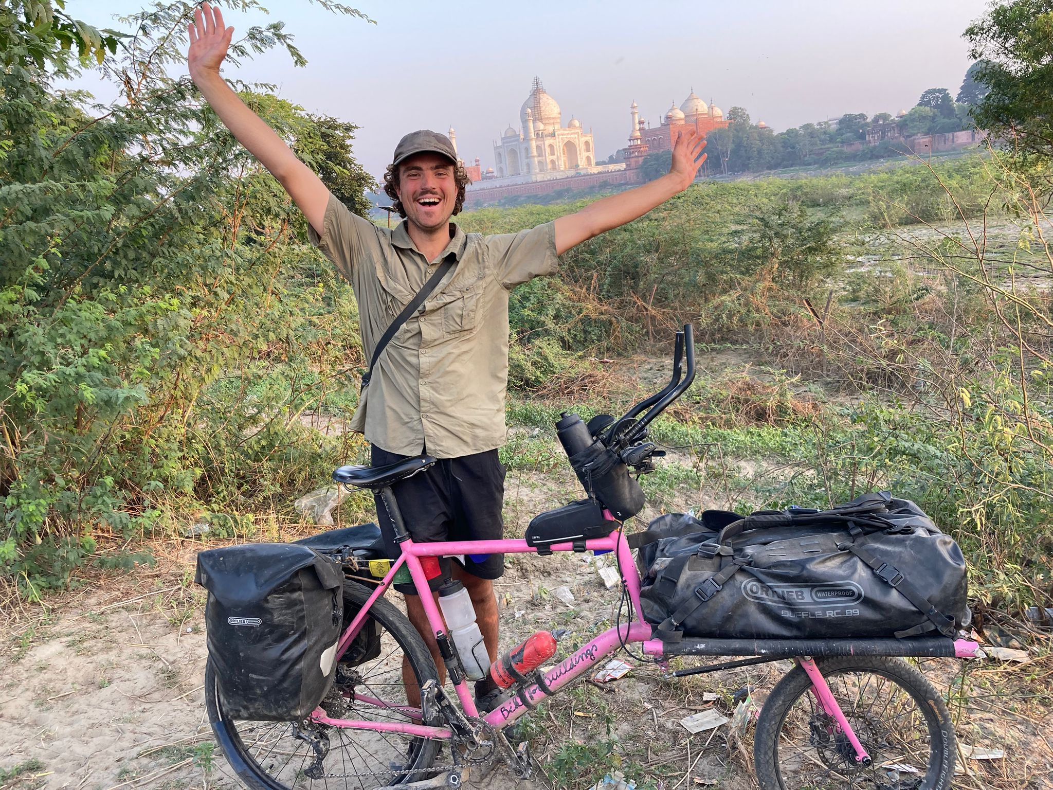 Stan met zelfgemaakte fiets voor de Taj Mahal.