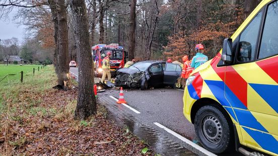 112 Nieuws: Auto rijdt tegen boom bij Dalfsen | Fatbiker gewond na botsing met auto. 112 Nieuws: Auto rijdt tegen boom bij Dalfsen | Fatbiker gewond na botsing met auto.