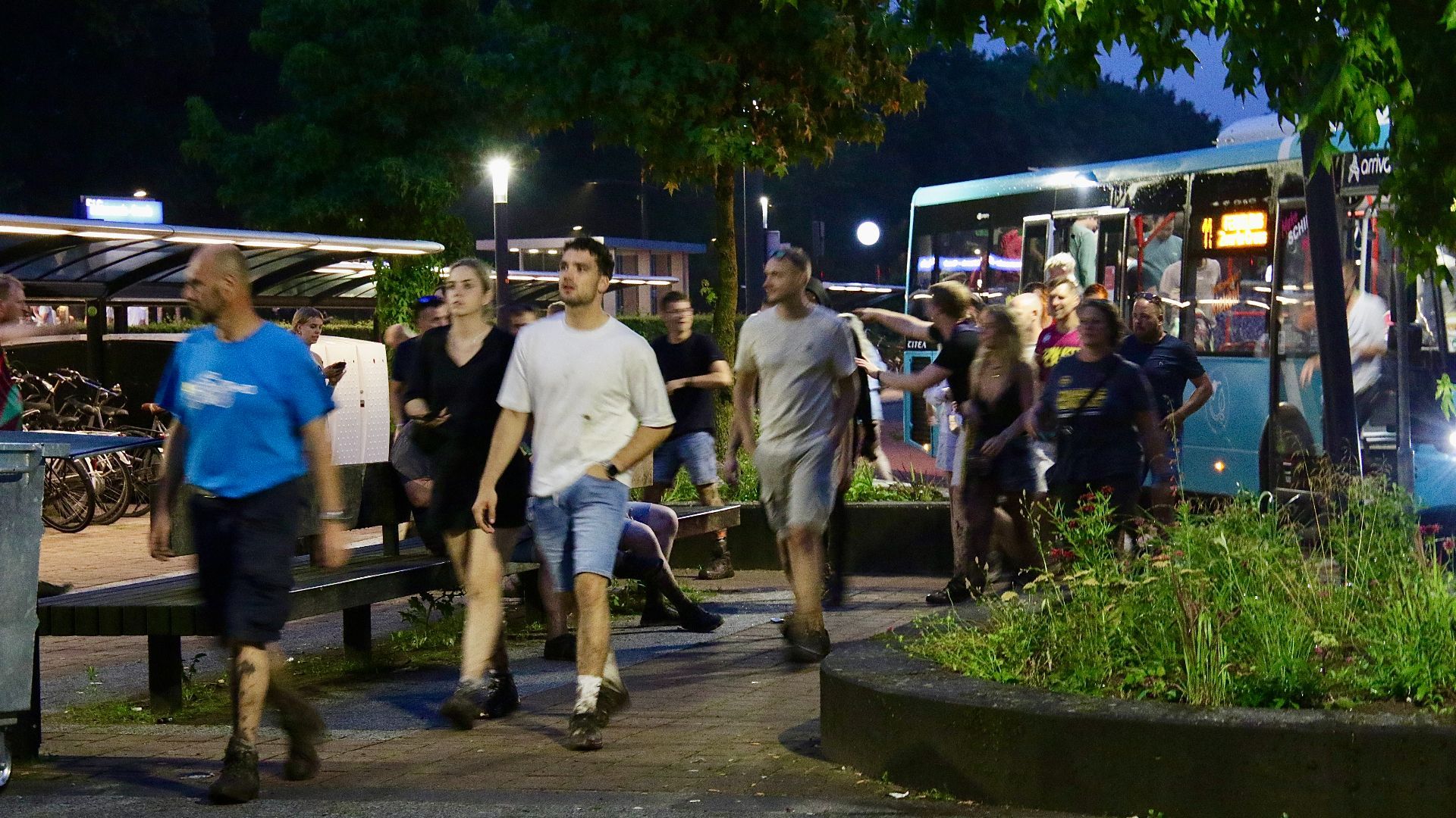 Arriva-bussen zijn stampvol als ze arriveren bij het treinstation in Lievelde.