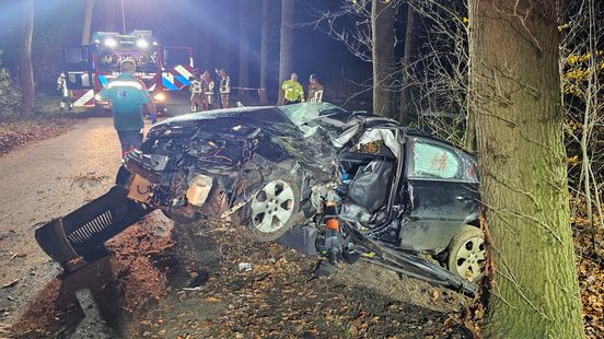 112 Nieuws: Verkeershinder door ongeluk Hengelo | Auto botst op boom bij Dalfsen, bestuurder ernstig gewond. 112 Nieuws: Verkeershinder door ongeluk Hengelo | Auto botst op boom bij Dalfsen, bestuurder ernstig gewond.