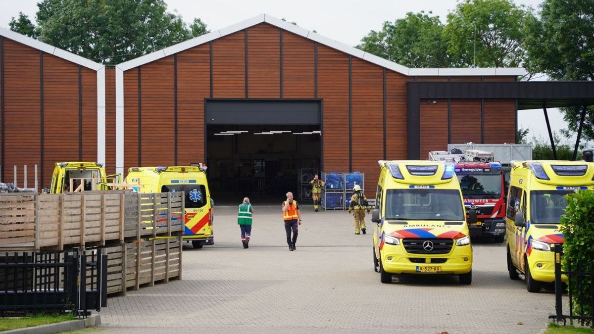 Veertien personen naar ziekenhuis na vrijkomen gevaarlijke stof bij bedrijf Genemuiden