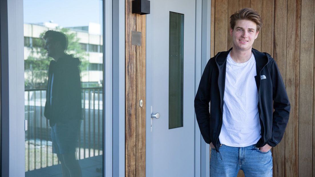 Olivier Loven en zijn vriendin hebben nét de sleutel gekregen van hun nieuwe appartement aan de Wilhelminawerf. 'Ik denk dat het een hele gezellige wijk wordt.'