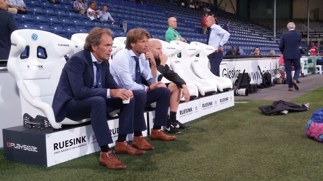 Jan Vreman staat onder druk bij De Graafschap. Twee uur na de verloren wedstrijd tegen Helmond Sport zat technisch manager Peter Hofstede opnieuw langdurig met de coach en zijn assistenten om tafel. 'Vreman verdient het respect dit om te draaien.'