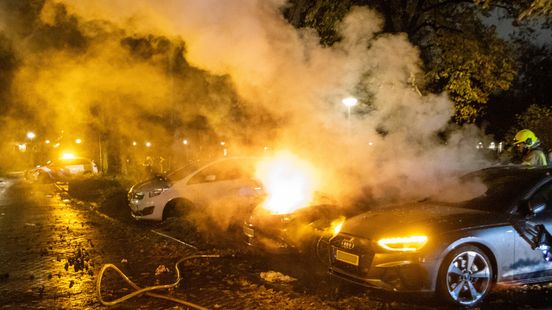 Twee autos in vlammen op in Schiedam | Kettingbotsing Zuiderparkweg Rotterdam. Twee autos in vlammen op in Schiedam | Kettingbotsing Zuiderparkweg Rotterdam.