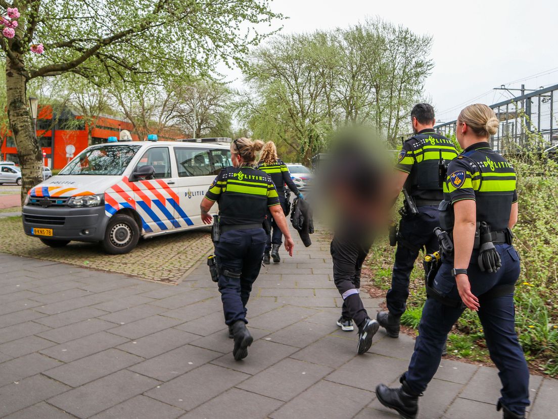 De verdachte werd aangehouden op metrostation Vlaardingen-West, vlak voordat de metro arriveerde.