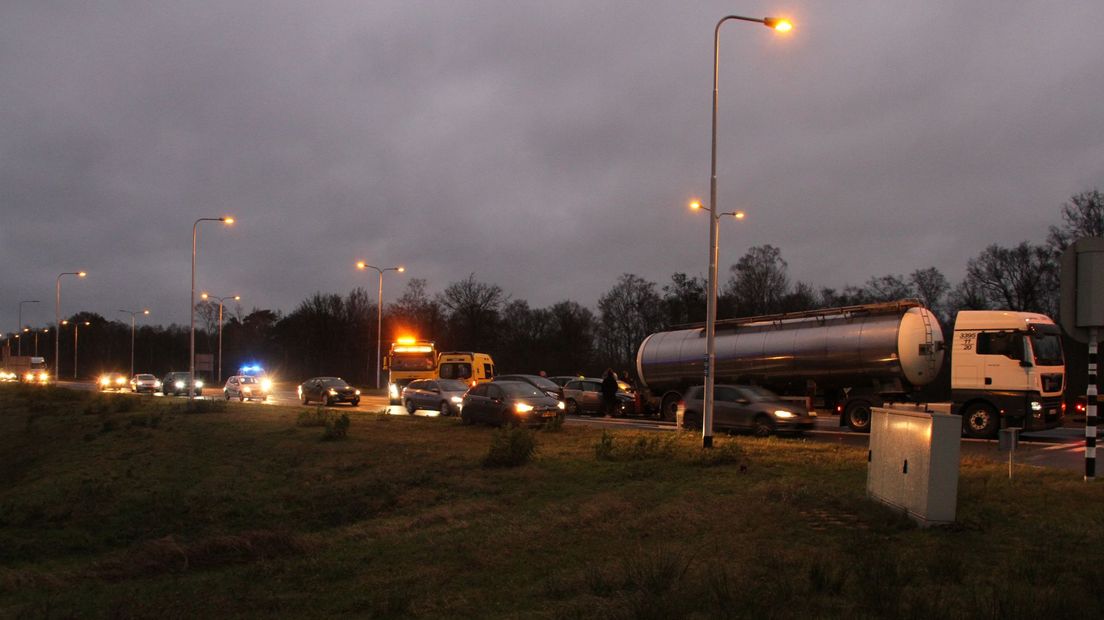 Ongeval met vrachtwagen op N35: twee rijstroken dicht