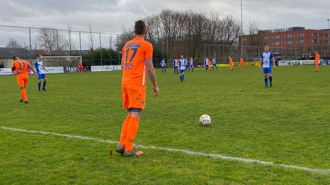 Wesley Walstra (PKC83) neemt een vrije trap tegen Noordscheschut