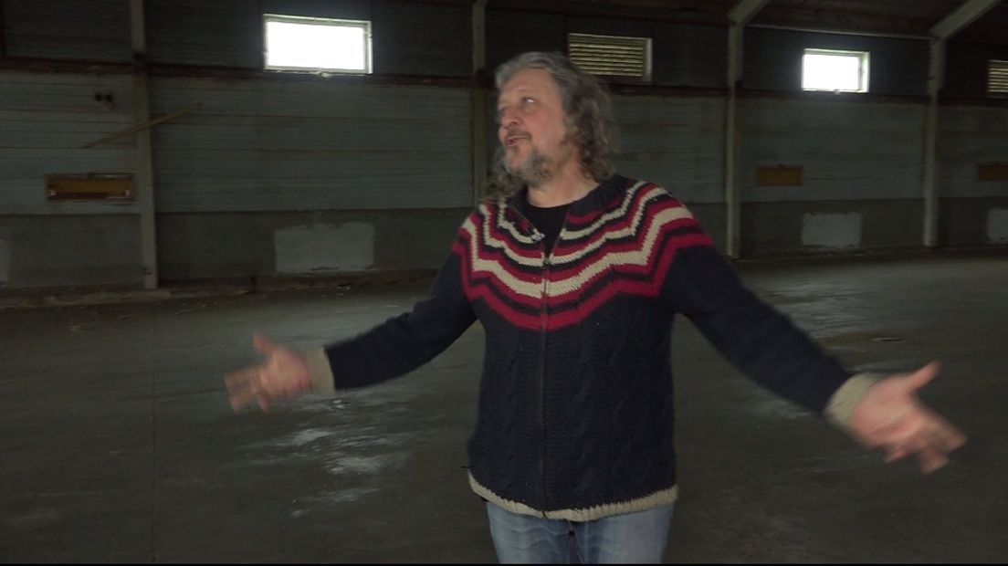 John Meijers laat trots de nieuwe boerderij zien waar de legale wietkwekerij moet gaan komen