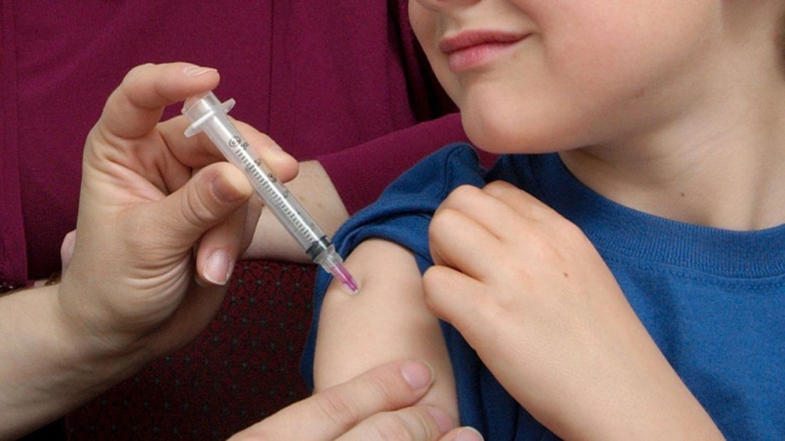 Een kind krijgt een vaccinatie
