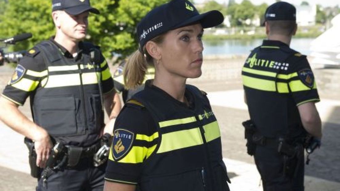 De eerste agenten in Oost-Nederland kregen maandagochtend hun nieuwe uniform uitgereikt.