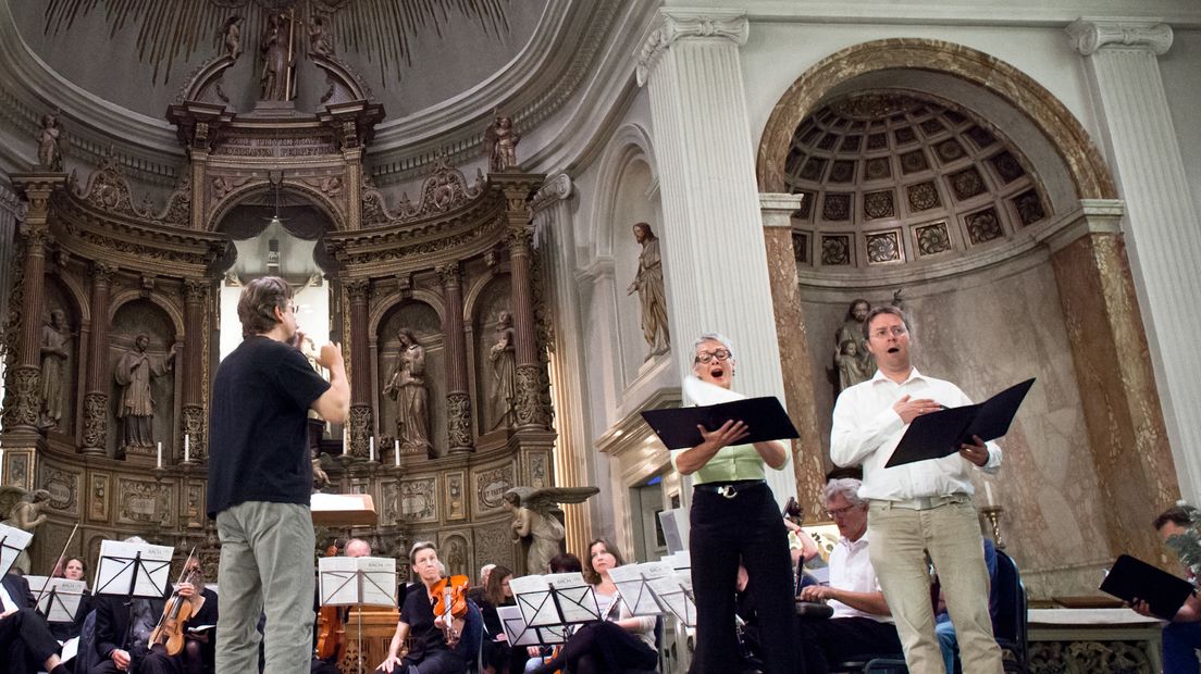 Maria tijdens een repetitie in de St. Xaveriuskerk in Amersfoort.