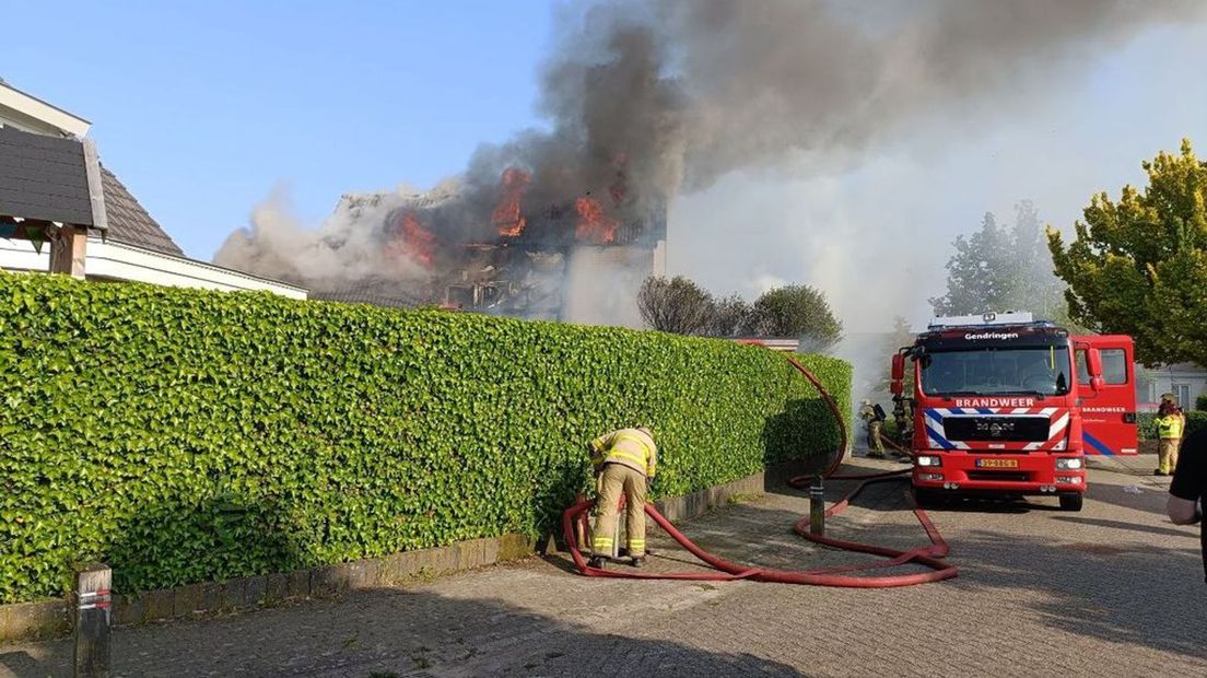 De brandweer is bezig de vlammen te doven.