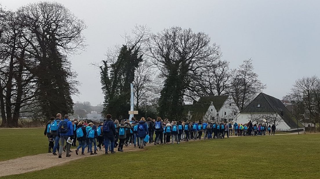 Vierhonderd kinderen lopen vandaag met 6 liter water op hun rug door Park Sonsbeek in Arnhem. Bij het Nederlands Watermuseum vertrokken ze voor deze jaarlijkse sponsorloop rond de VN Wereld Water Dag.