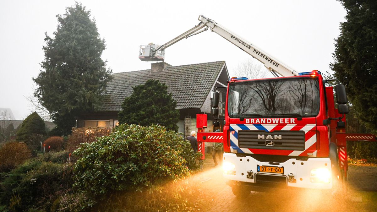 Code geel wegens dichte mist | Vrachtwagenchauffeur rijdt zichzelf twee keer klem