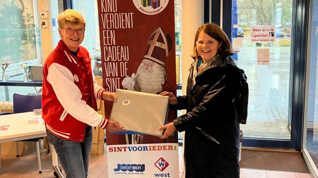 Burgemeester Marja van Bijsterveldt van Delft geeft ook een cadeau