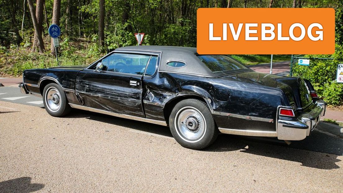 De schade aan de oldtimer, een Lincoln uit 1976, is groot.