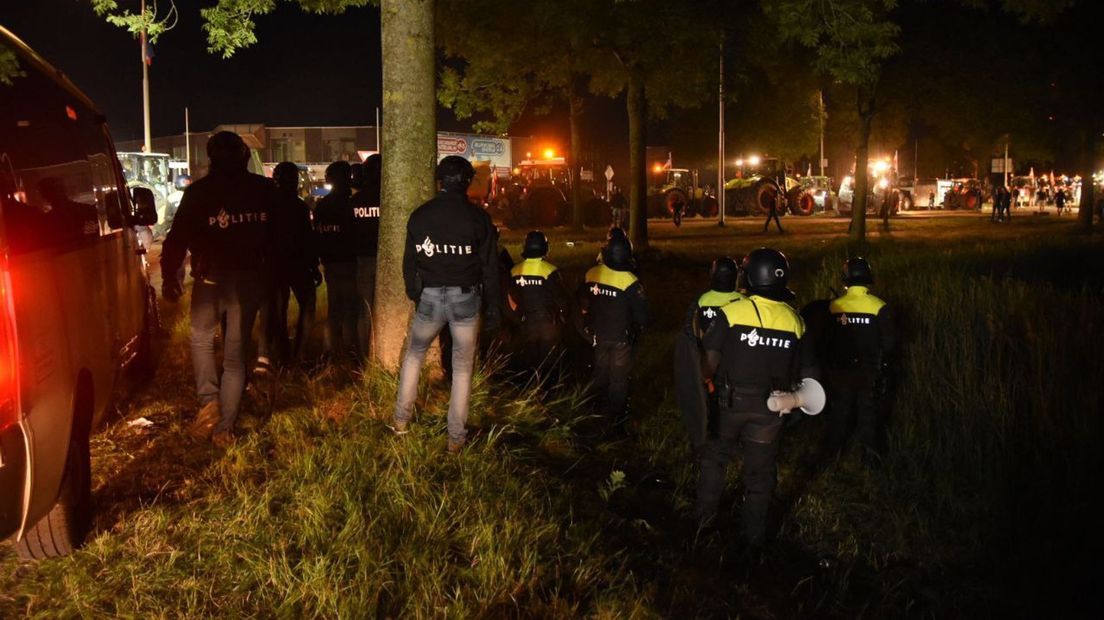 De politie grijpt in bij de blokkade in Zwolle