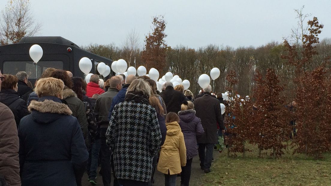 Honderden mensen bezochten de begrafenis (Rechten: Chiel van Veen/RTV Drenthe)