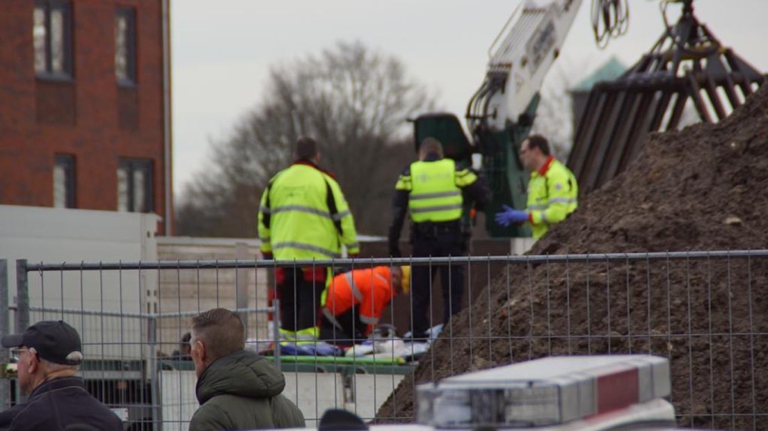 Bij een ongeval op een bouwterrein in Ulft is een 56-jarige man bekneld geraakt onder een zogeheten topplaat. Het is misgegaan bij het verplaatsen van de zware platen.