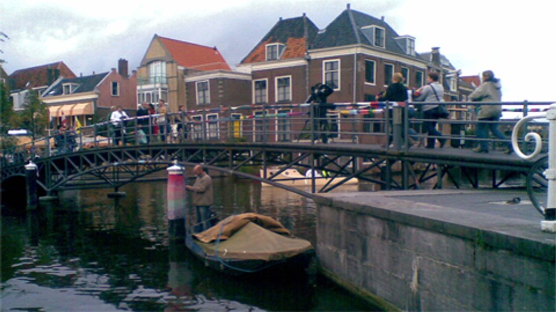 De Aalmarktbrug in Leiden is ingepakt