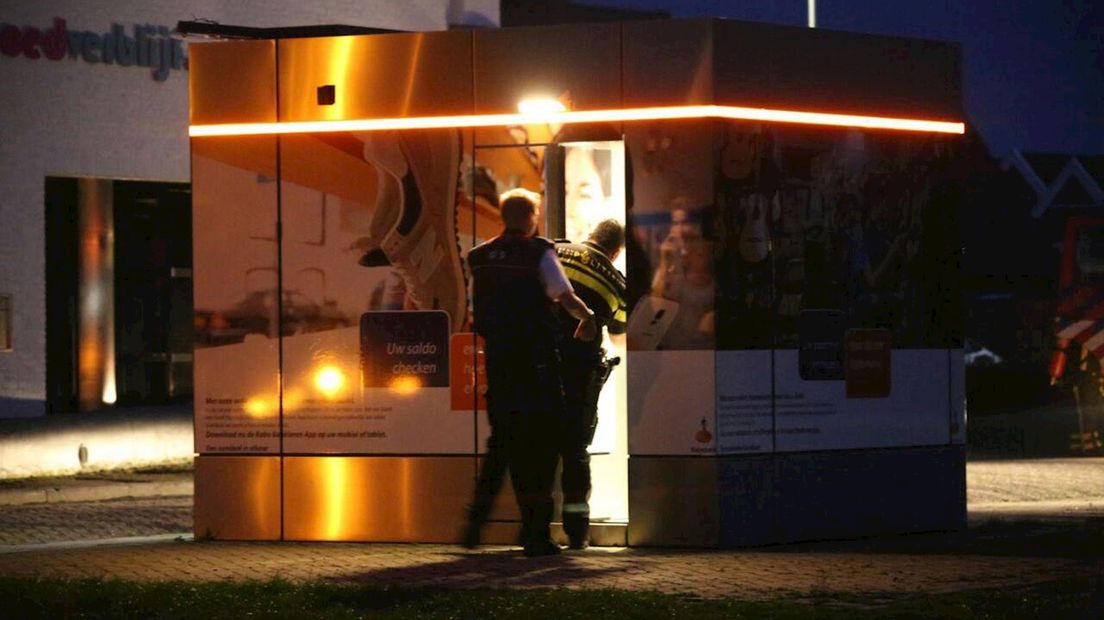 Politie neemt kijkje in geldautomaat