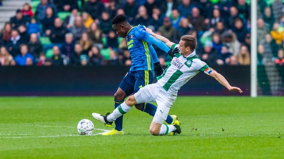 Mike te Wierik probeert Feyenoord-speler Luis Sinisterra van de bal te zetten