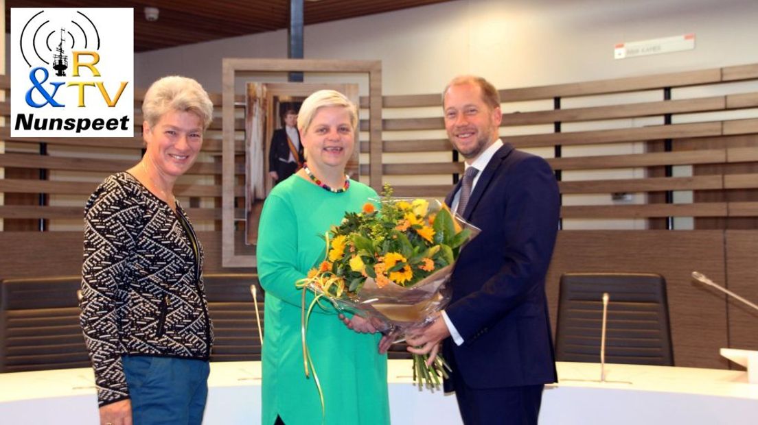 Ellen Grotendorst (midden) met de griffier en burgemeester van Elburg