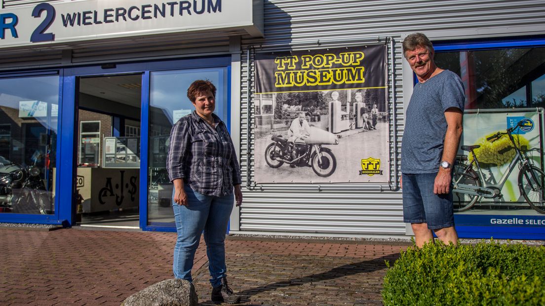 Anita Talens en Henk Oosting bij het museum (Rechten: Robbert Oosting / RTV Drenthe)