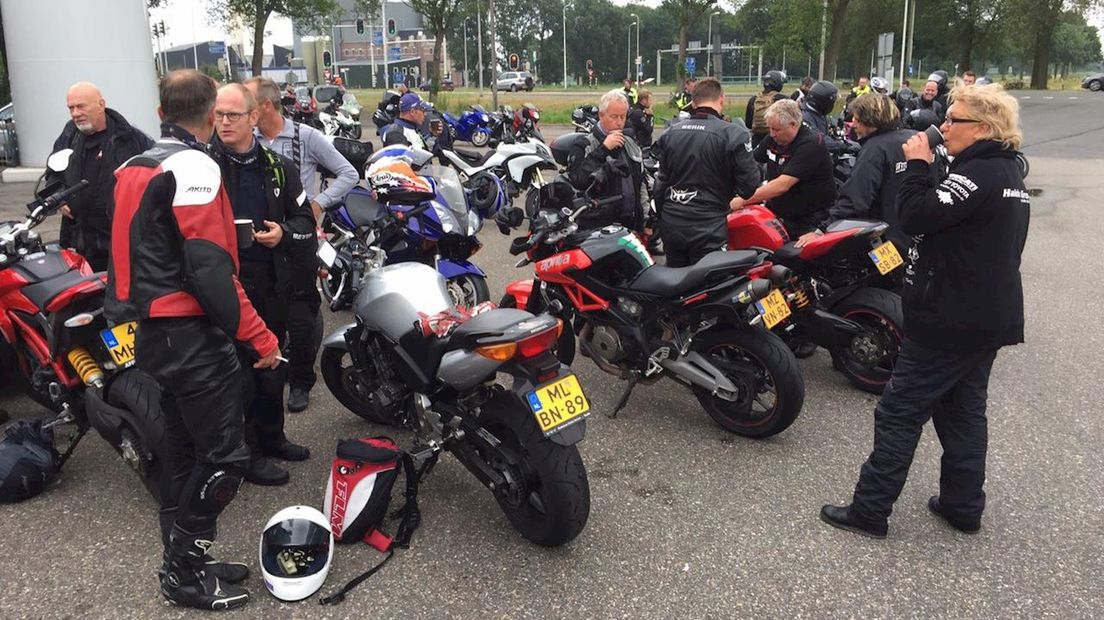 Motorrijders drinken een bak koffie bij De Lichtmis