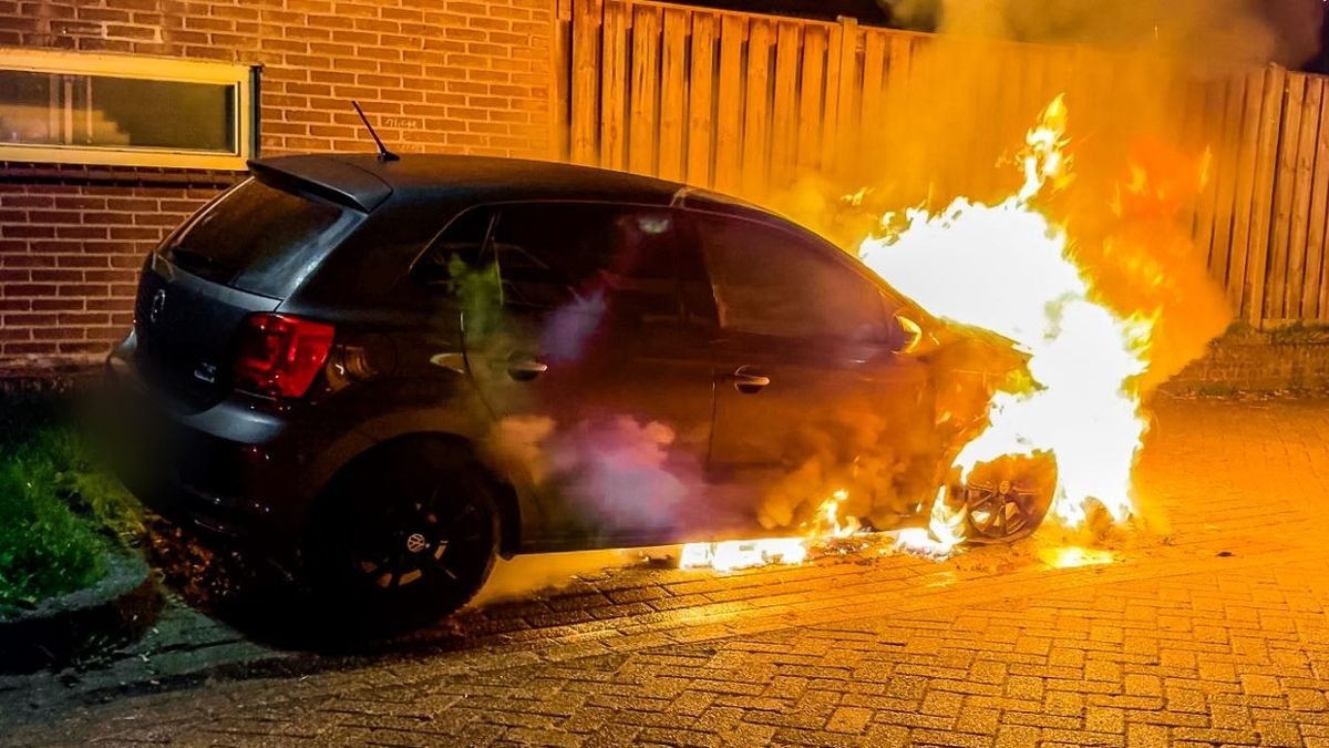 Geparkeerde auto verwoest door brand na harde knal in Enschede