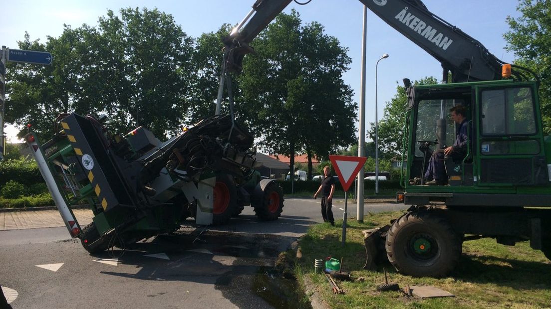 De mestmixer kantelde en blokkeerde het doorgaande verkeer (Rechten: RTV Drenthe)