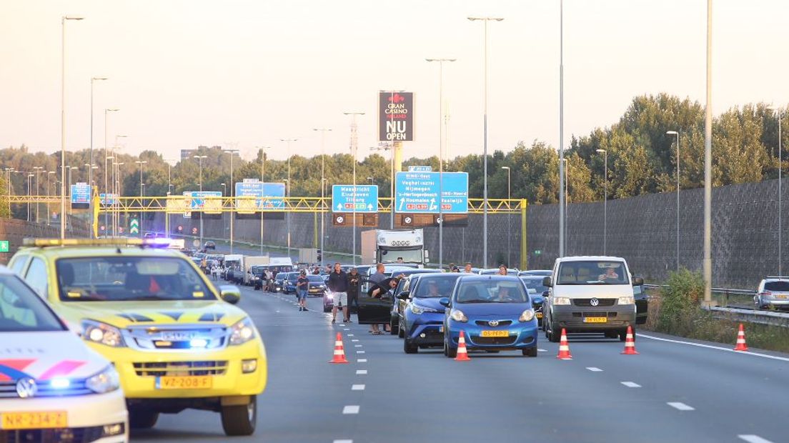 Door een dodelijk ongeluk met een trike is de A2 van Eindhoven naar Utrecht bij Velddriel langdurig dicht geweest. Verkeer richting Tiel/Utrecht moest omrijden via Waalwijk (A59, A27 en A15).