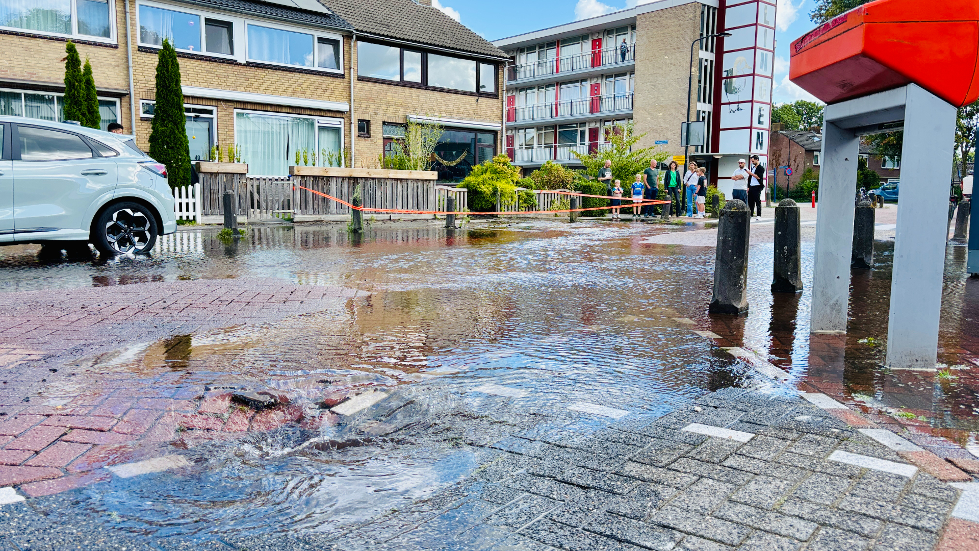 Leidingbreuk in Vinkeveen zorgt voor straat vol water