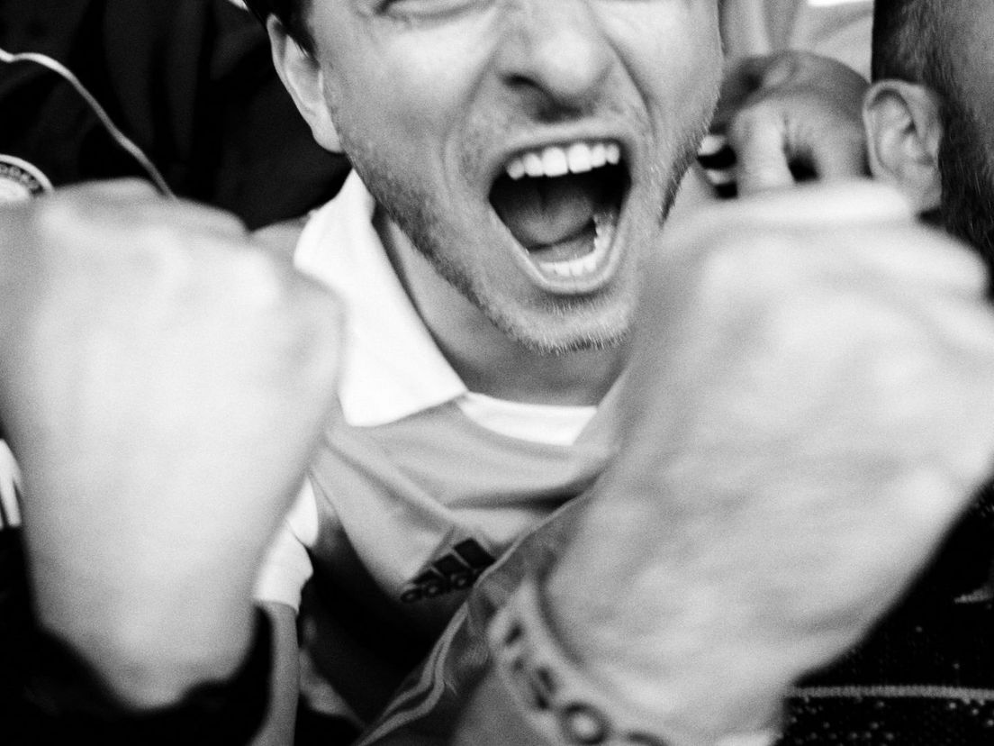 Wanneer de supporters om hem heen juichen is Willem ook bezig met fotograferen
