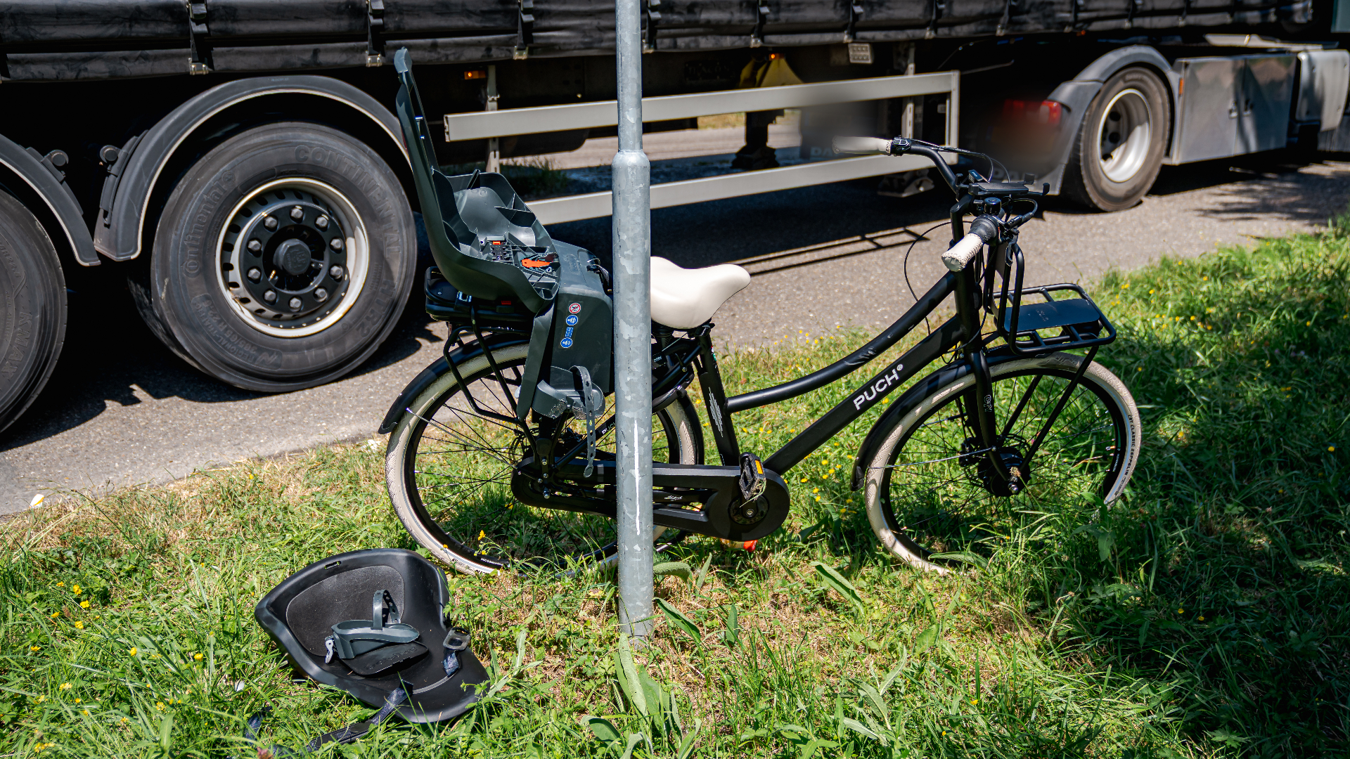 Het kind zat achterop bij de moeder op de fiets.