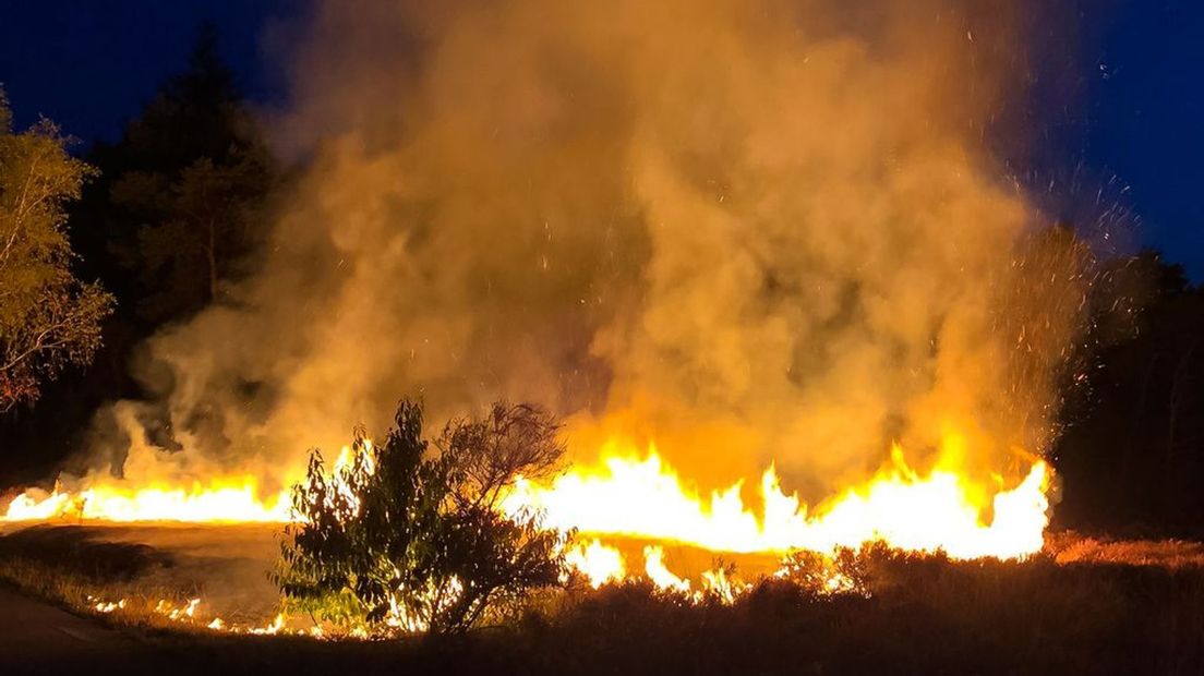 Een stuk heide van circa 30 meter bij 20 meter brandde zaterdagavond af.