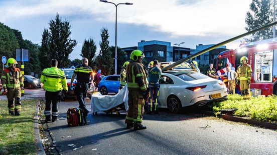 Bestuurder rijdt lantaarnpaal uit de grond | Vrouw gewond na ongeluk met zipline. Bestuurder rijdt lantaarnpaal uit de grond | Vrouw gewond na ongeluk met zipline.