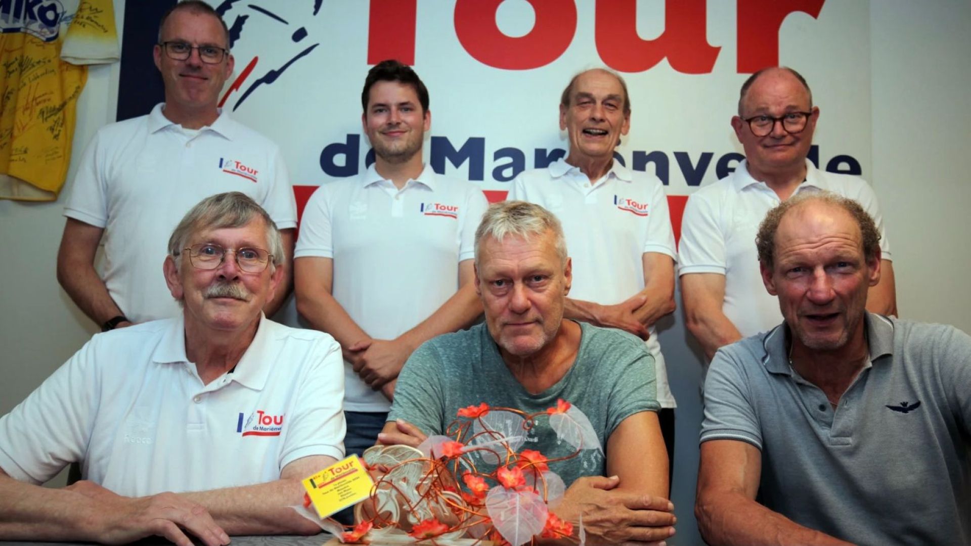 Winnaar Jan Maes zittend tussen Maarten Ducrot (rechts) en Henny Heutinck. Op de achtergrond de overige Tourdirectieleden (vlnr) George Wieggers, Mike Beskers, Peter Valen en Henri Weikamp.